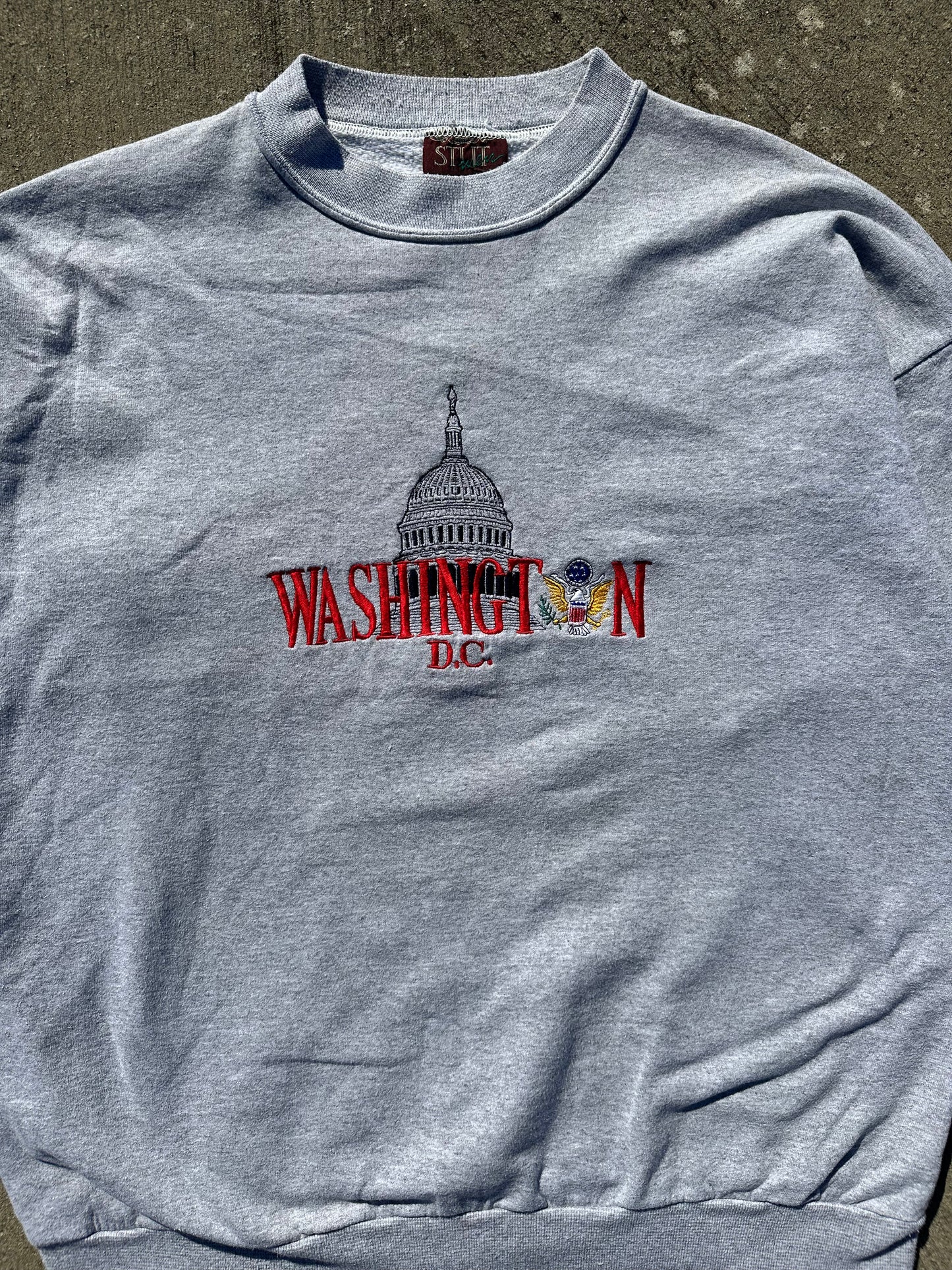 WASHINGTON D.C. EMBROIDRED CREWNECK SWEATSHIRT — L